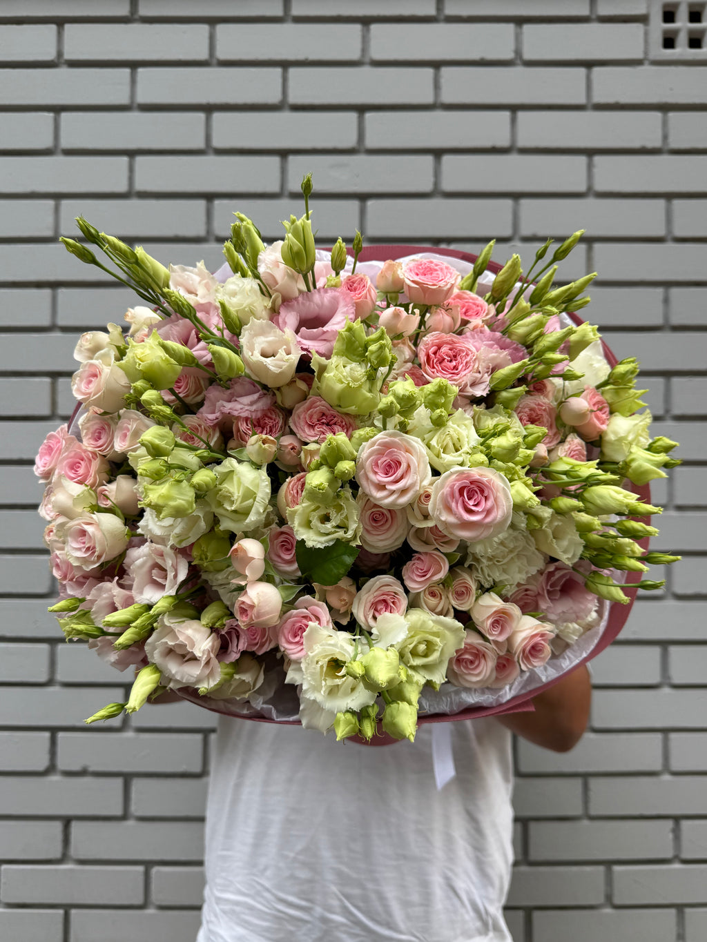 Spray rose and Lisianthus