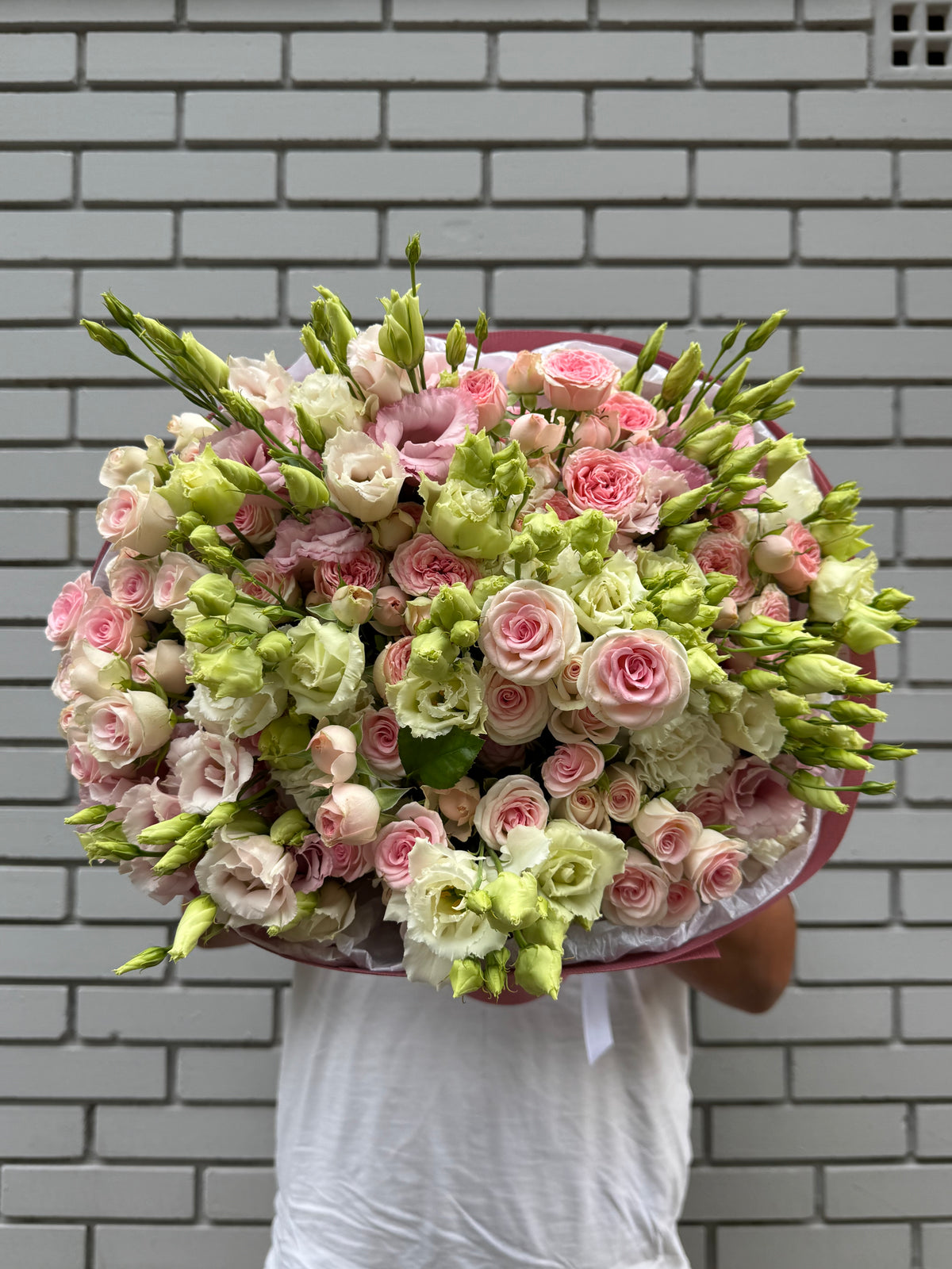 Spray rose and Lisianthus